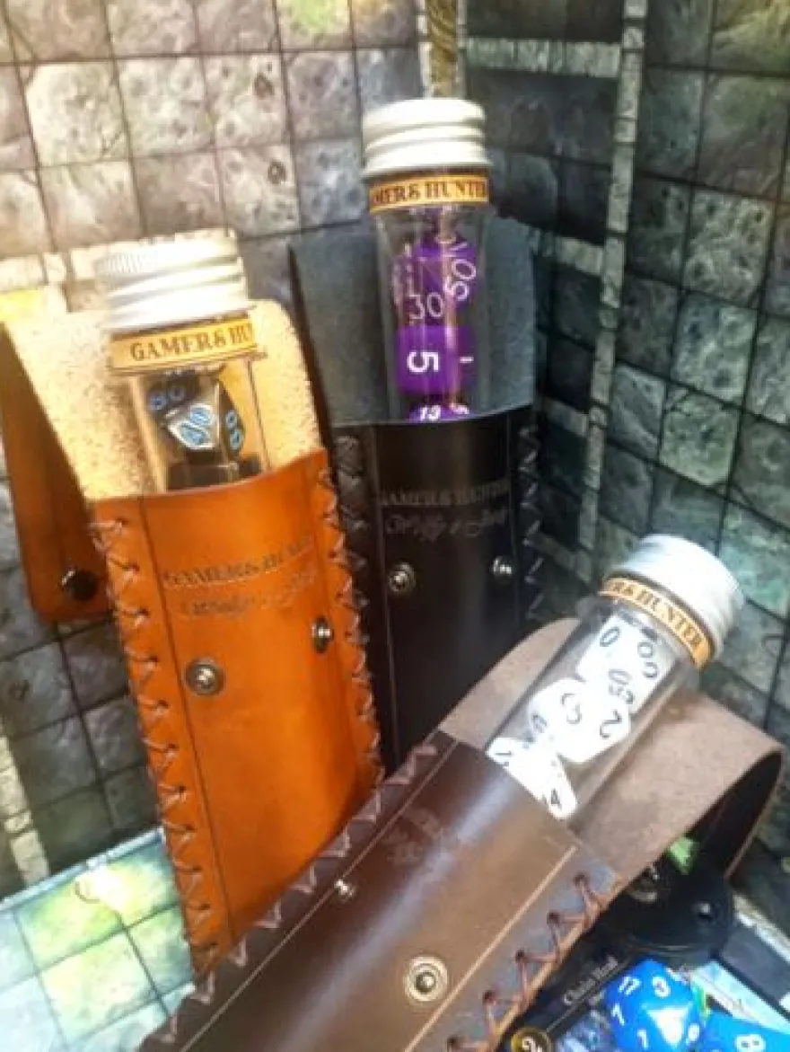 Gamers Hunter: Pozione Portadadi - Astuccio Marrone Chiaro